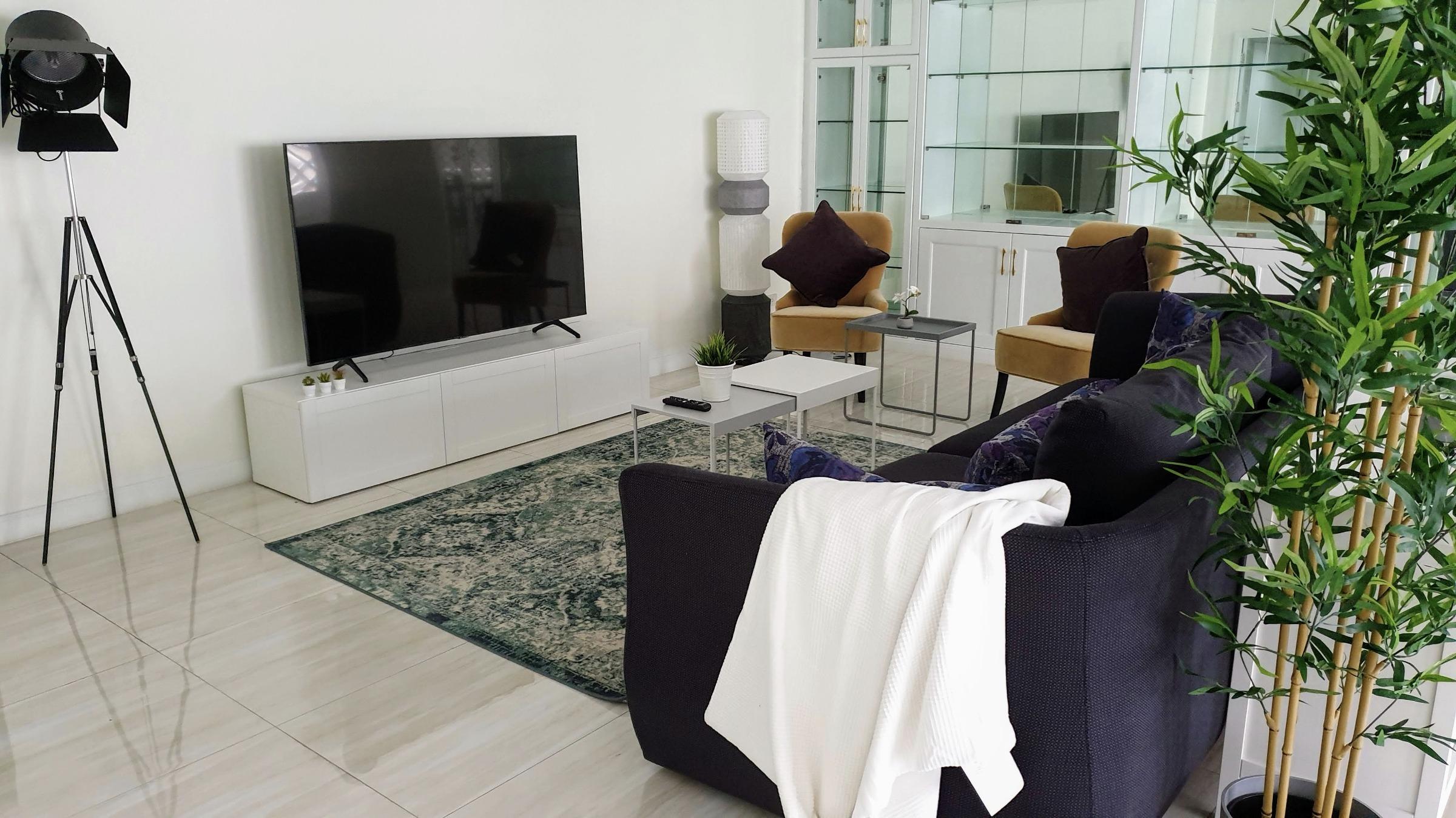 Le Premier 1 (Small Pet-Friendly)
