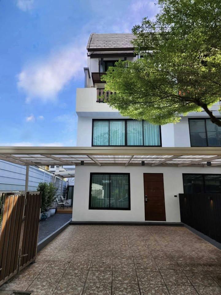 Areeya Mandarina 4 Bedrooms Townhouse